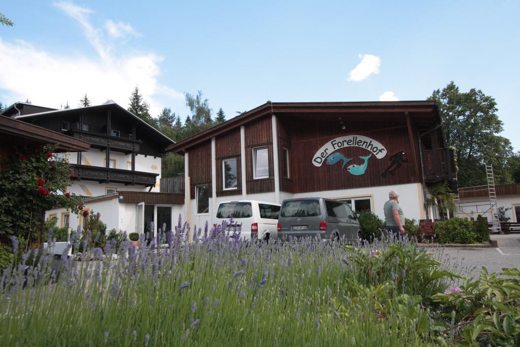 ホテル Ferienanlage Forellenhof Ledenitzen エクステリア 写真